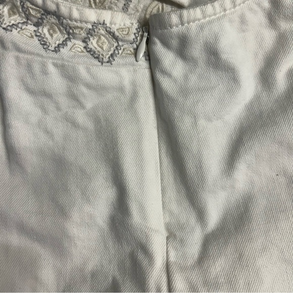 Blank NYC White and Gray Sleeveless Embroidered Top with Raw Hem, Size Medium - Picture 8 of 8